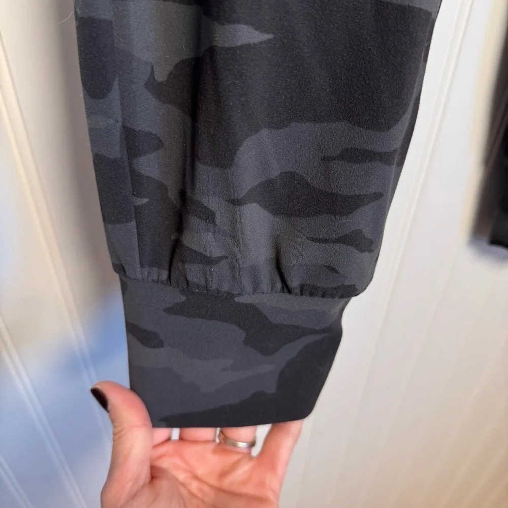 Athleta Salutation Camo Joggers Black & Gray Women’s Size XS - Picture 8 of 14